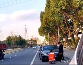Nam lao công bị tài xế xe sang làm nhục: Quỳ xuống hoặc chết-1