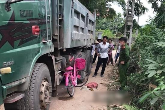 Va chạm với xe tải, 1 học sinh ở Thái Nguyên bị cán nát chân