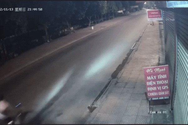 Va chạm với xe tải, 1 học sinh ở Thái Nguyên bị cán nát chân-2