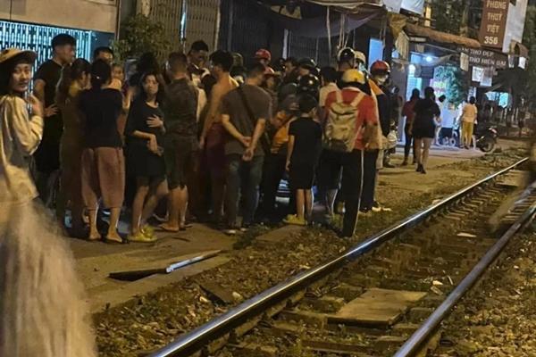 Clip: Khiếp sợ người phụ nữ nằm trên đường ray để tàu chạy qua-2