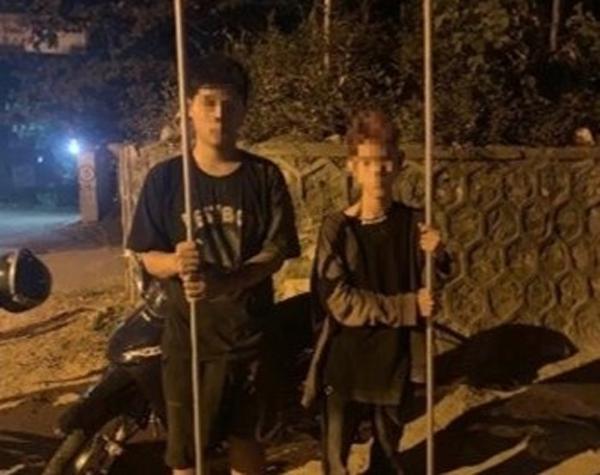 Nữ sinh cầm phóng lợn cùng bạn đi đánh nhau-3