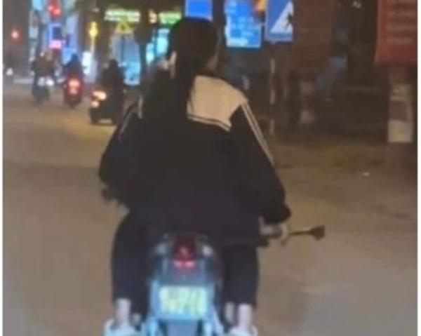 Nữ sinh cầm phóng lợn cùng bạn đi đánh nhau-1