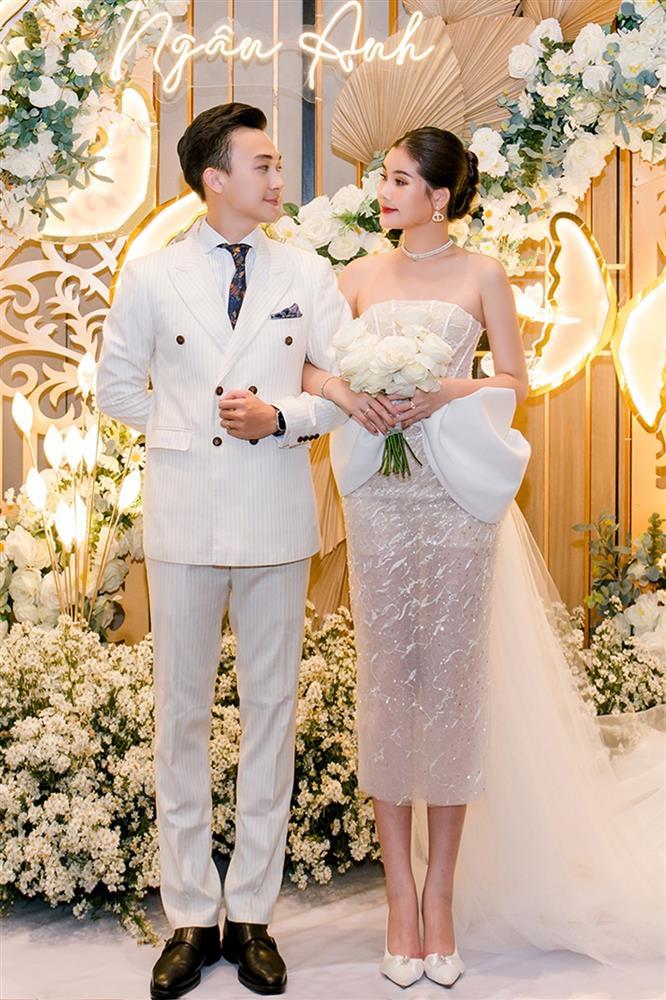 Áo dài và 3 váy cưới của Lê Âu Ngân Anh trong tiệc báo hỷ quê chồng-3