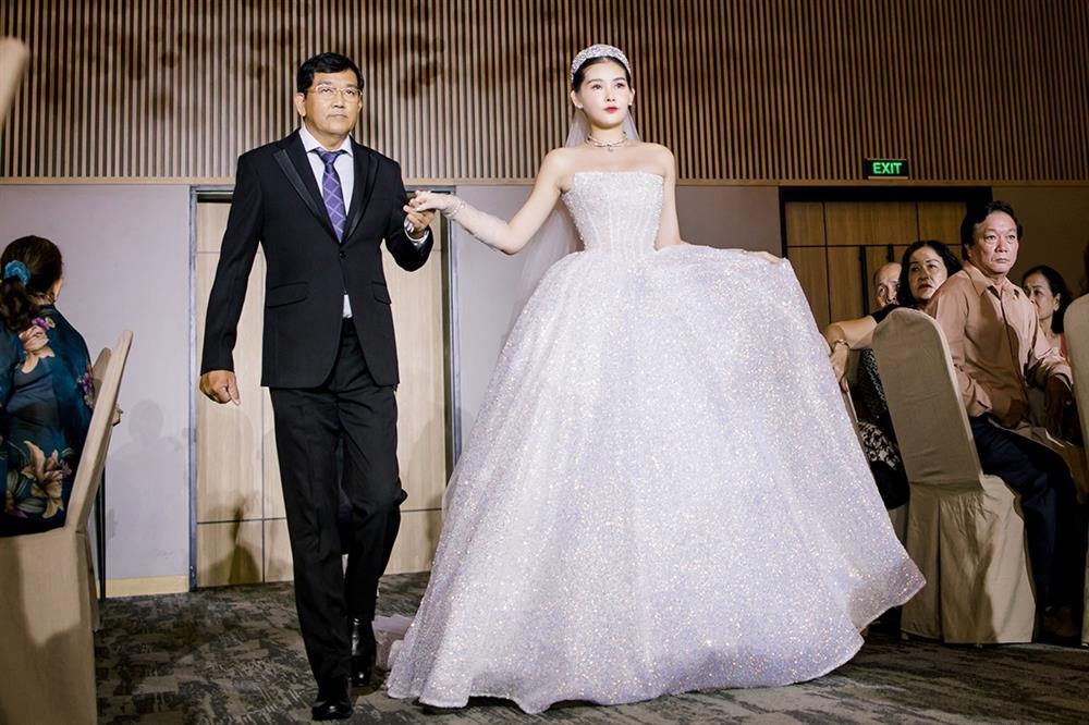 Áo dài và 3 váy cưới của Lê Âu Ngân Anh trong tiệc báo hỷ quê chồng-4