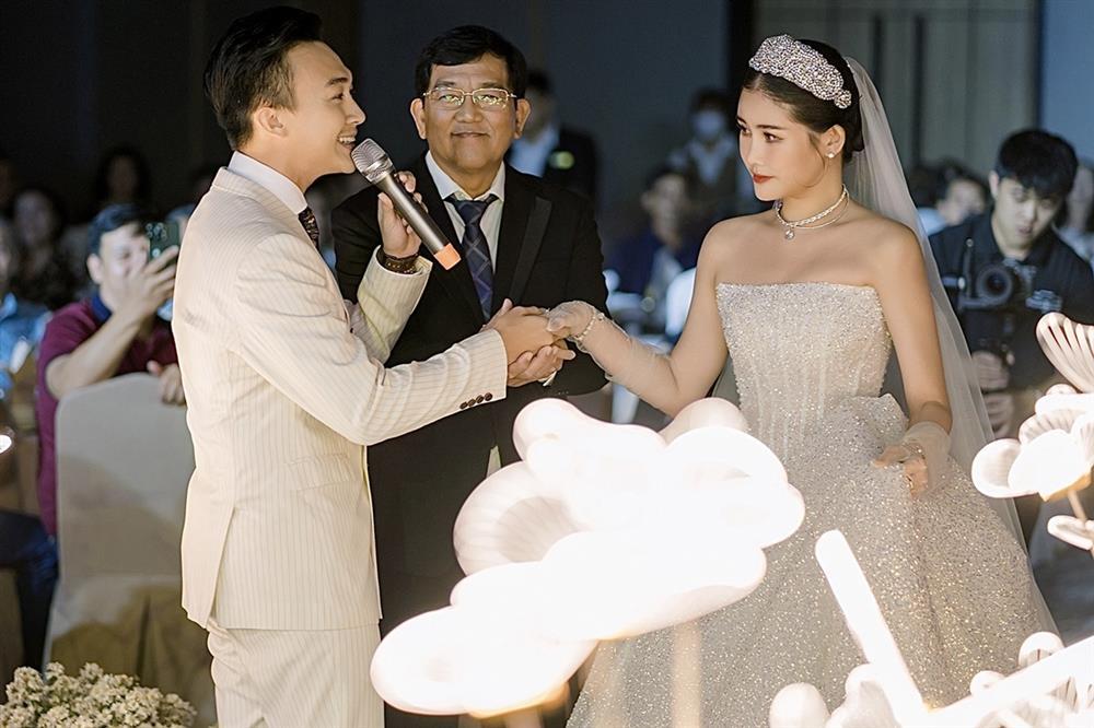 Áo dài và 3 váy cưới của Lê Âu Ngân Anh trong tiệc báo hỷ quê chồng-5