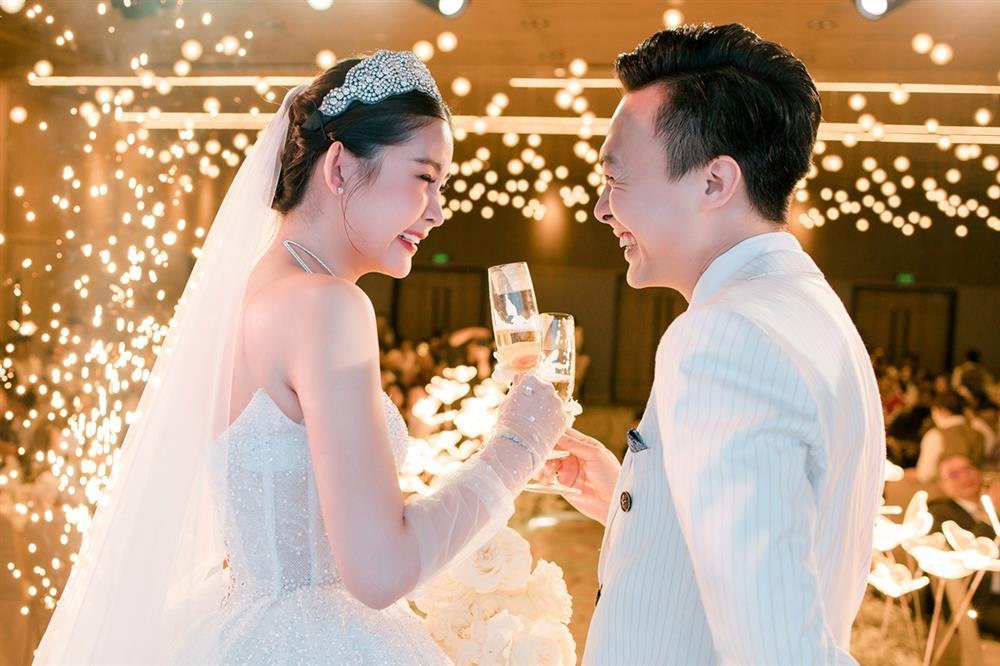 Áo dài và 3 váy cưới của Lê Âu Ngân Anh trong tiệc báo hỷ quê chồng-6