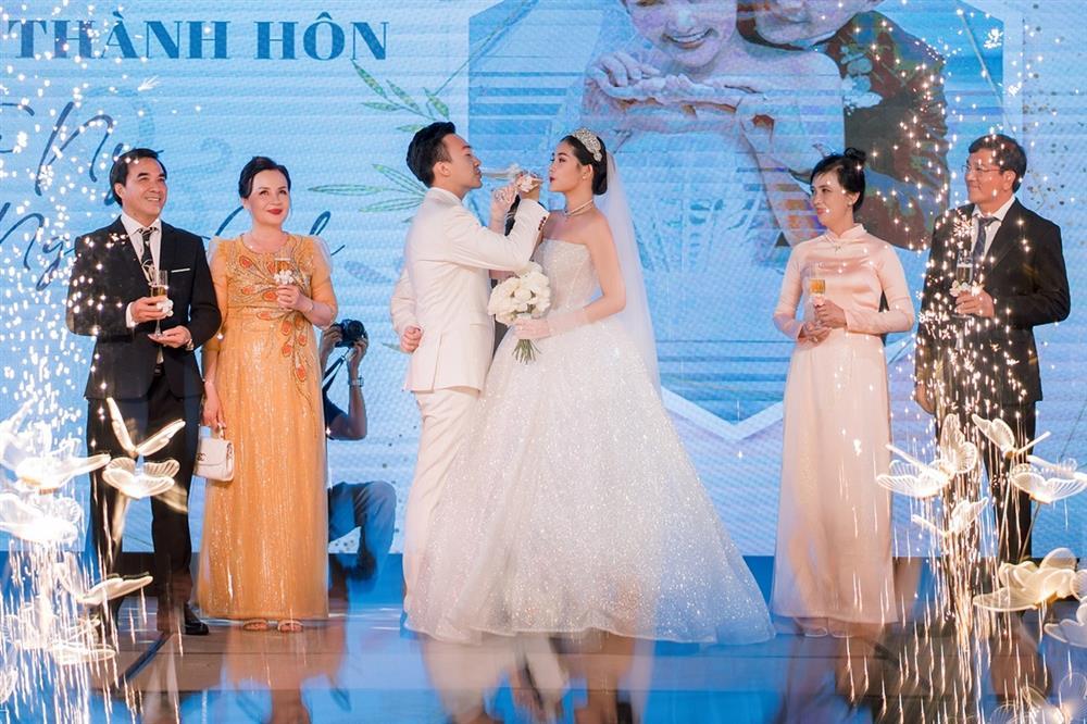 Áo dài và 3 váy cưới của Lê Âu Ngân Anh trong tiệc báo hỷ quê chồng-7