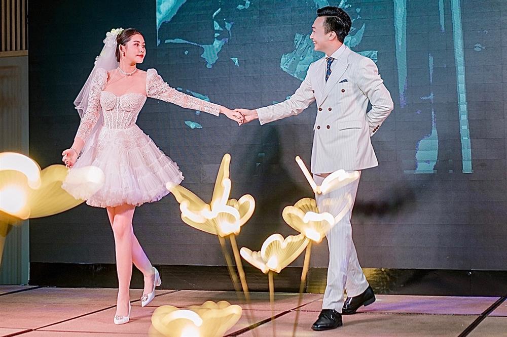 Áo dài và 3 váy cưới của Lê Âu Ngân Anh trong tiệc báo hỷ quê chồng-8