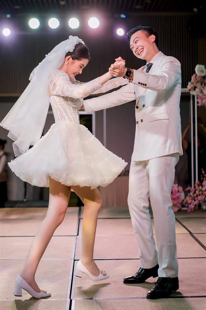 Áo dài và 3 váy cưới của Lê Âu Ngân Anh trong tiệc báo hỷ quê chồng-9