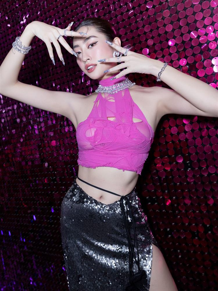 Ngọc Trinh đụng hàng Lương Thùy Linh áo rách mỏng tang-3