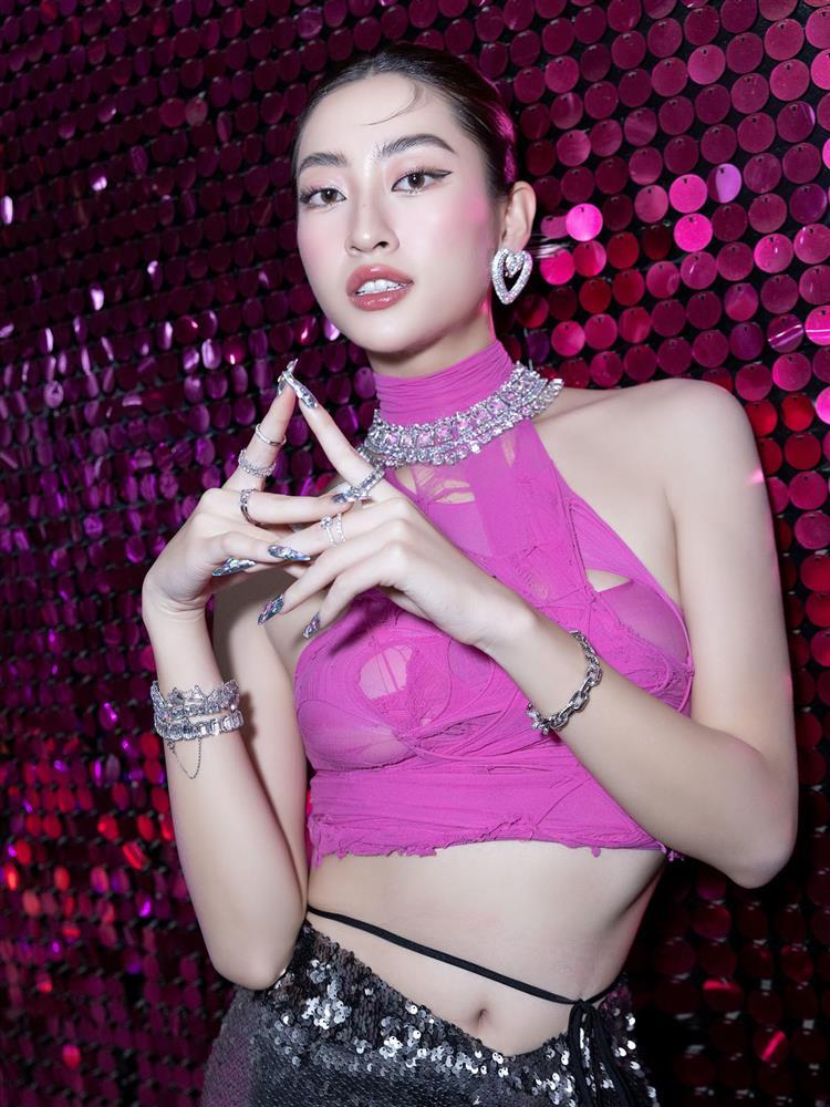 Ngọc Trinh đụng hàng Lương Thùy Linh áo rách mỏng tang-4