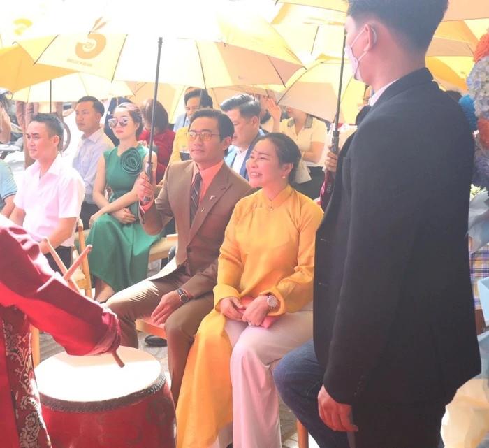 Quý Bình hạnh phúc khi trở thành ông bố bỉm sữa, được đứng sau bà xã-5