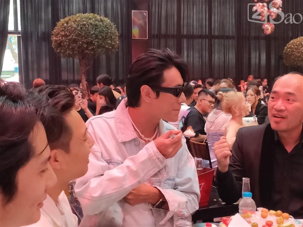 Kiều Minh Tuấn khoe ảnh nam thần, có ngay ảnh bị tag để so-6