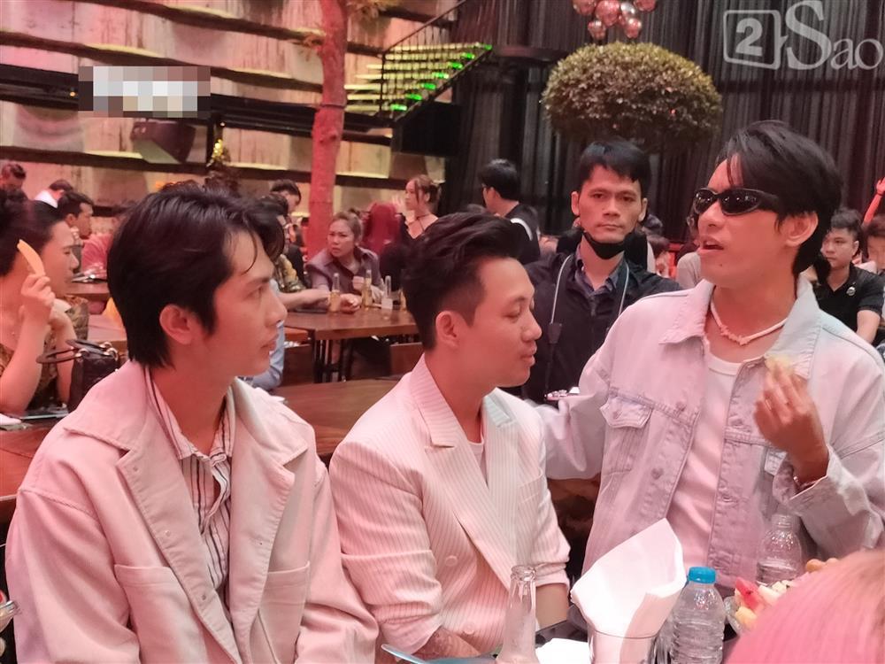 Kiều Minh Tuấn khoe ảnh nam thần, có ngay ảnh bị tag để so-7