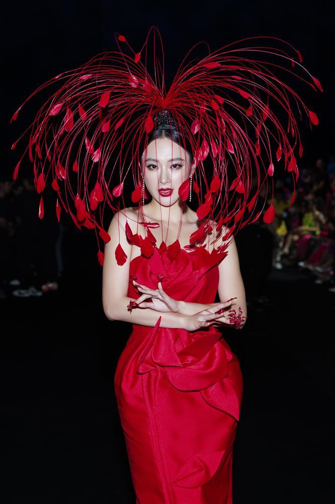 Hậu trường biến hình Angela Phương Trinh tại show Đỗ Mạnh Cường-4