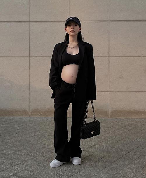 Vợ Bùi Tiến Dũng và loạt sao Việt mặc croptop khoe bụng bầu tròn xoe-3