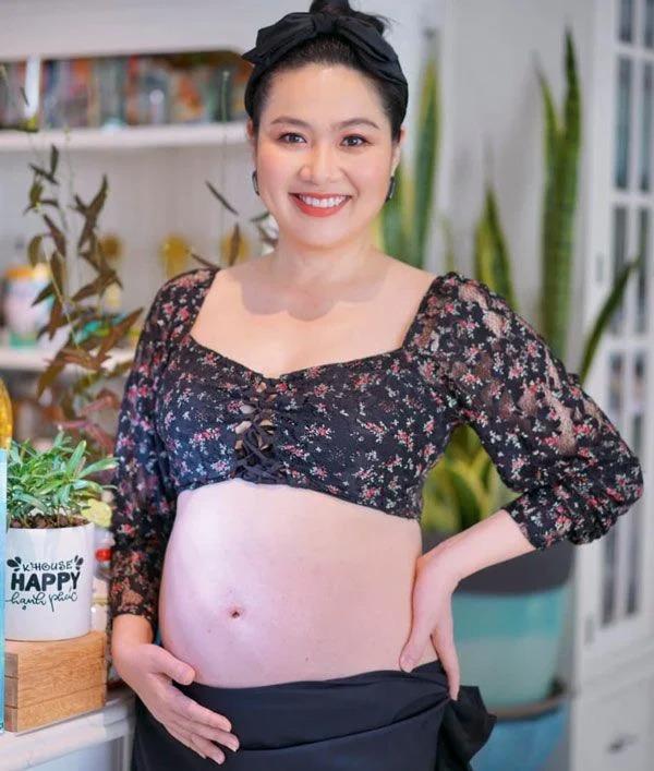 Vợ Bùi Tiến Dũng và loạt sao Việt mặc croptop khoe bụng bầu tròn xoe-7