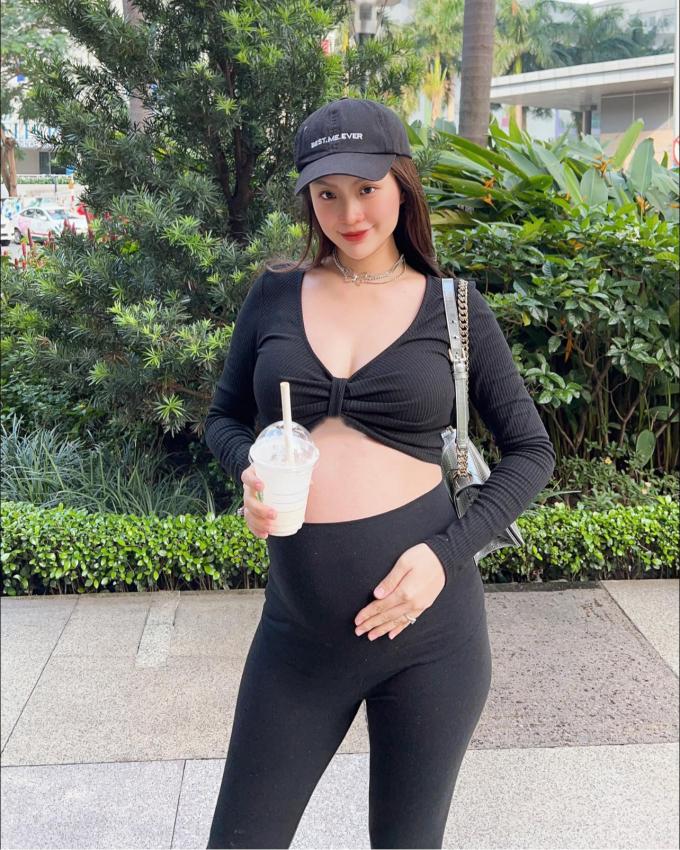 Vợ Bùi Tiến Dũng và loạt sao Việt mặc croptop khoe bụng bầu tròn xoe-8