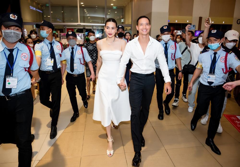 Hồ Ngọc Hà và Kim Lý cứ sóng đôi là nắm tay không rời-2