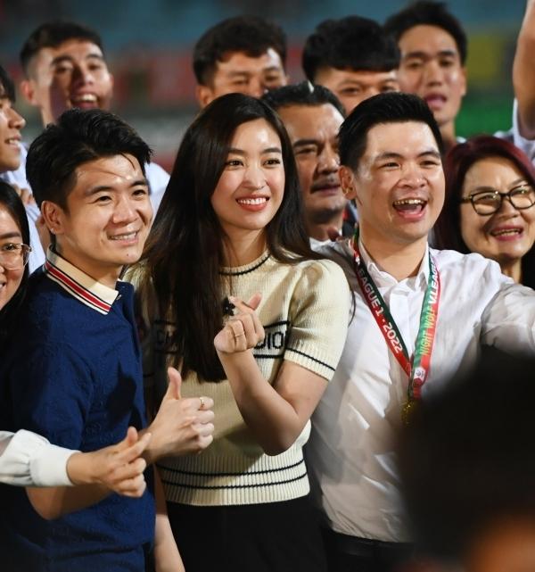 Ảnh hiếm Đỗ Mỹ Linh và con trai Bầu Hiển thời mới hẹn hò-7