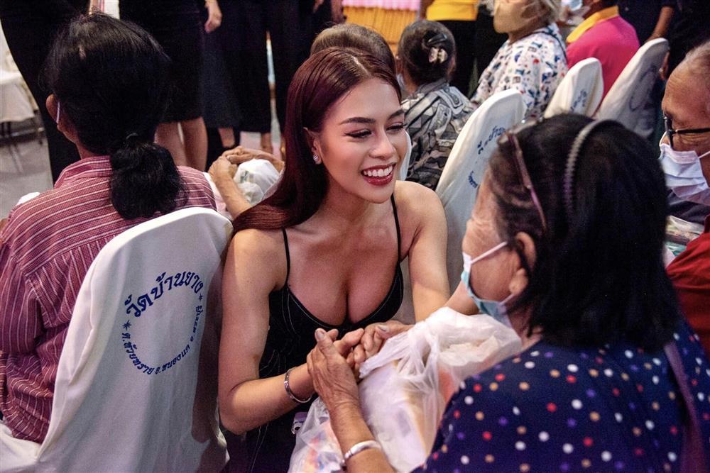 Miss Grand kế nhiệm Thùy Tiên mặc váy ngủ đi làm từ thiện-6