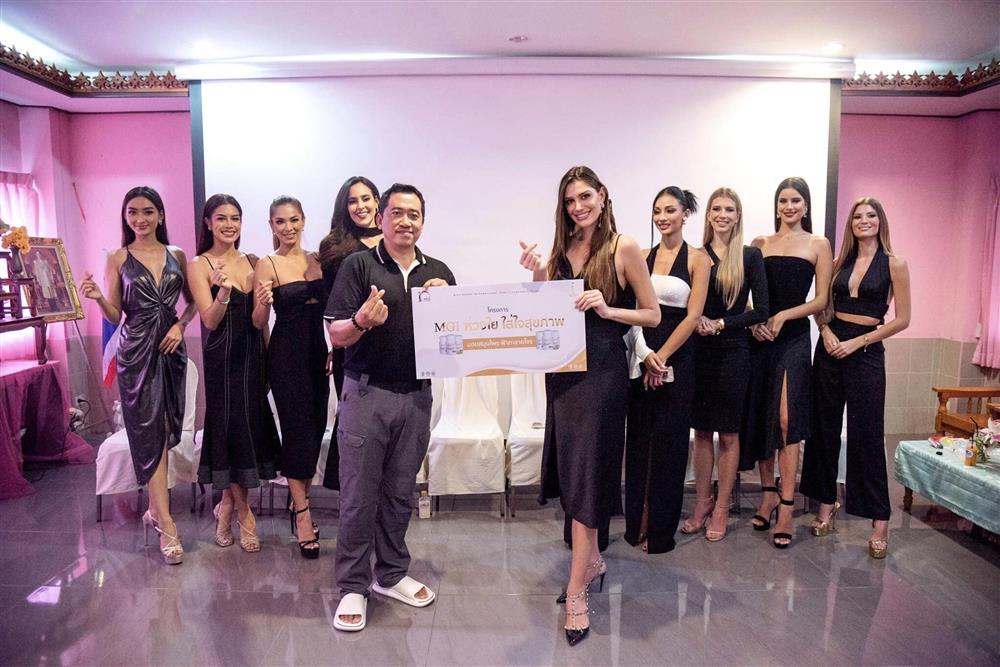 Miss Grand kế nhiệm Thùy Tiên mặc váy ngủ đi làm từ thiện-2