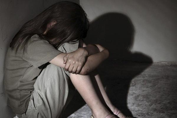 Vợ bỏ đi sau khi cãi nhau, chồng ở nhà hiếp dâm con gái ruột 13 tuổi-1