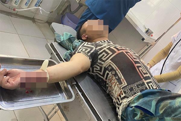 Sập giàn giáo, công an phải cắt bê tông cứu nạn nhân kẹt trên cao-2