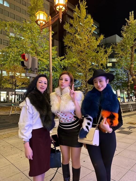 Mẹ Huyền Baby lên sóng, nhan sắc U60 lấn lướt cả 3 cô con gái-1