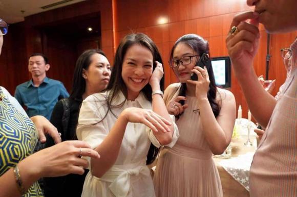 Hiền Thục được khen lên đồ giản dị, tinh tế tại đám cưới bạn cũ-2