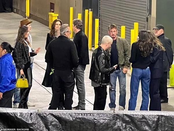 Brad Pitt ôm vợ cũ của tài tử ‘Nhật Ký Ma Cà Rồng’-1