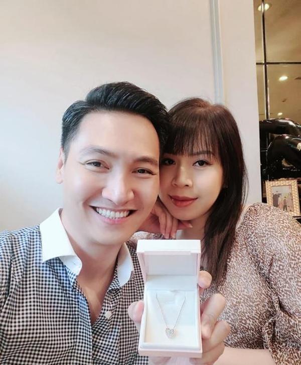 Mạnh Trường đưa vợ bầu đi du lịch, tặng quà khủng lúc cận sinh-2