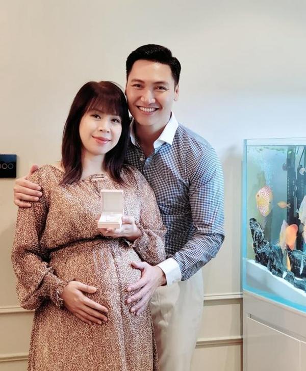Mạnh Trường đưa vợ bầu đi du lịch, tặng quà khủng lúc cận sinh-3