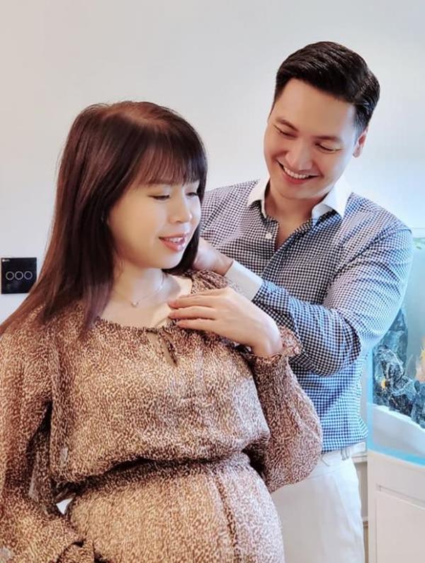 Mạnh Trường đưa vợ bầu đi du lịch, tặng quà khủng lúc cận sinh-4