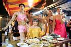 Nam bồi bàn nhảy múa hút khách ở Thái Lan