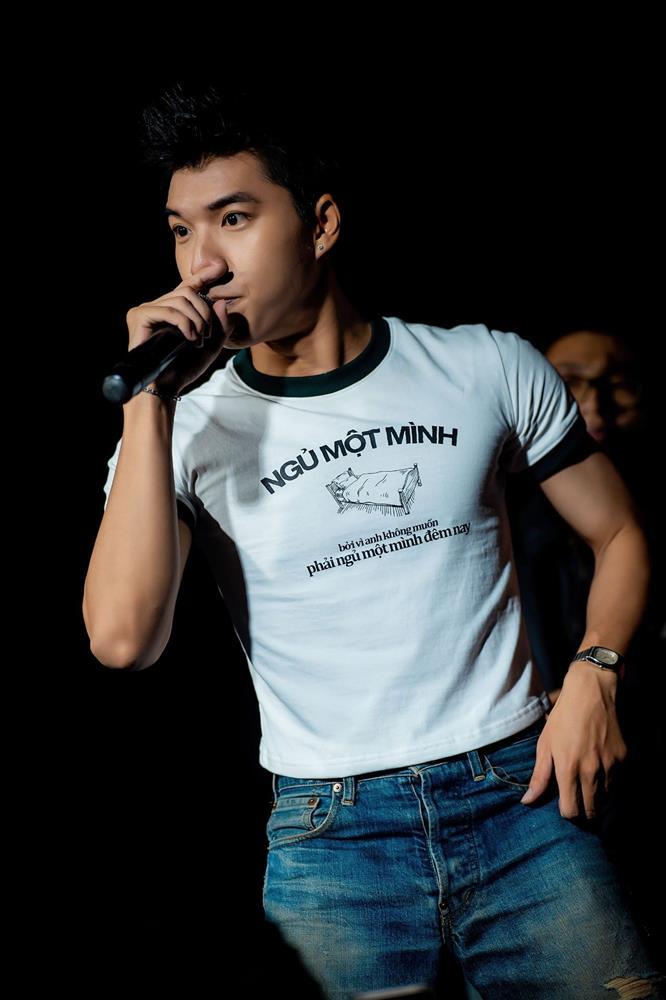 Lê Dương Bảo Lâm khoe bụng mỡ với croptop của HIEUTHUHAI-7