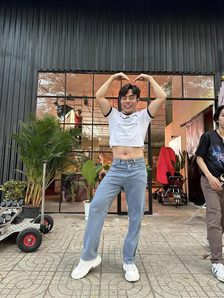 Lê Dương Bảo Lâm khoe bụng mỡ với croptop của HIEUTHUHAI-3