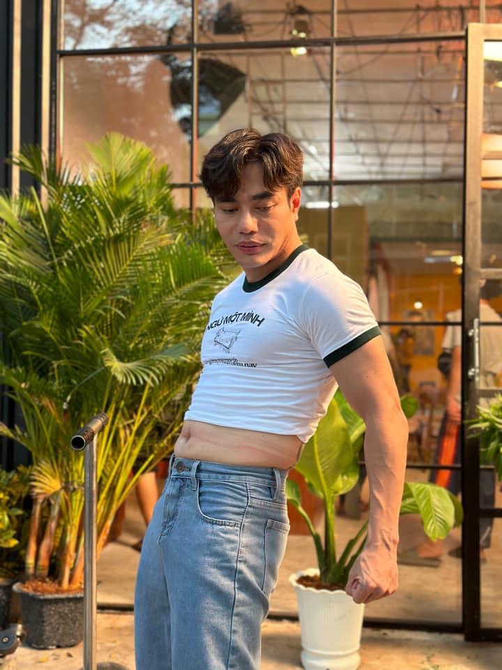 Lê Dương Bảo Lâm khoe bụng mỡ với croptop của HIEUTHUHAI-2