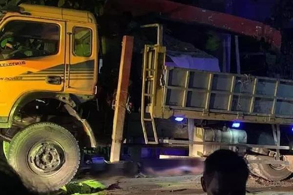 Xe máy phóng nhanh tông vào xe tải, 3 thanh niên tử vong ở Thanh Hóa-1