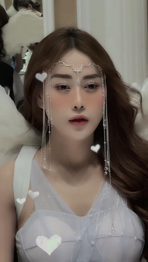 Phương Oanh mất điểm vì váy mỏng khi hóa thiên thần-4