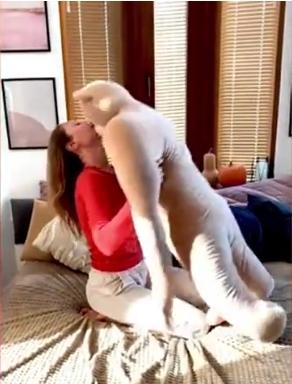 Quà Giáng sinh độc lạ, cao to như đàn ông dành cho phụ nữ cô đơn-1