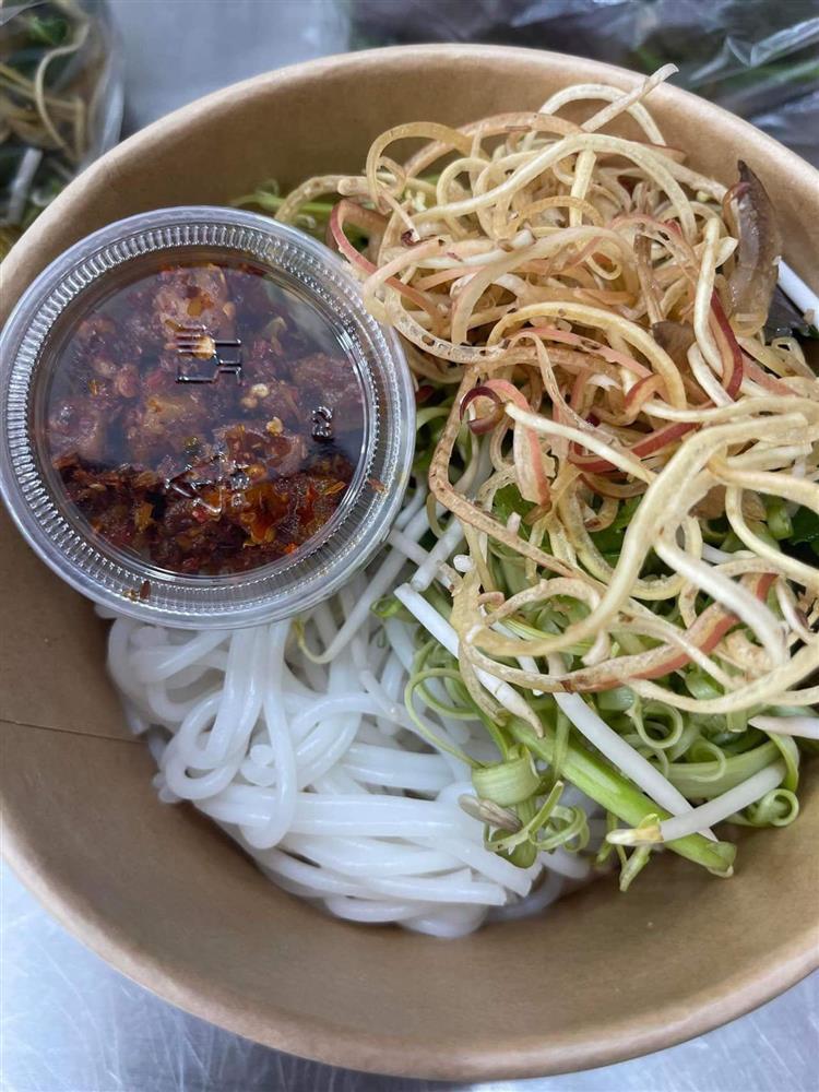 Bị bom 13 suất bún bò, chủ quán làm một việc được tấm tắc khen-6