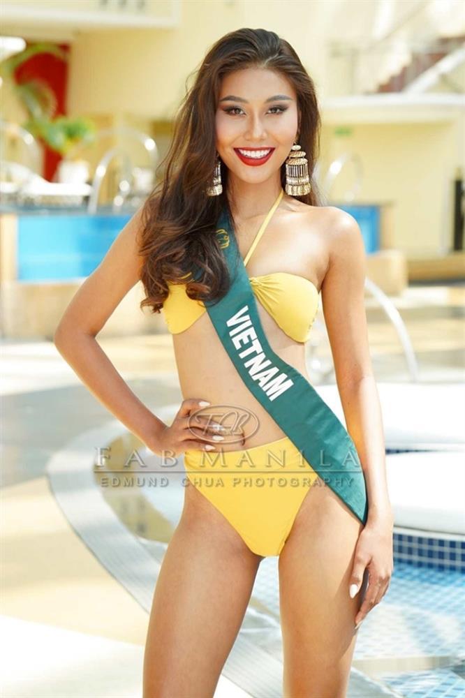 Thí sinh Miss Earth 2022 mặc bikini catwalk chân đất trong chòi tạm bợ-1