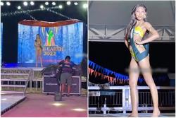 Thí sinh Miss Earth 2022 mặc bikini catwalk chân đất trong chòi tạm bợ