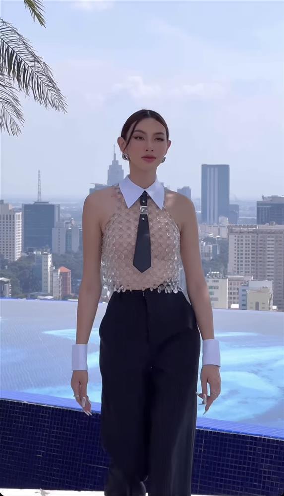 Thùy Tiên mặc áo có như không gây lú giống Minh Hằng-1