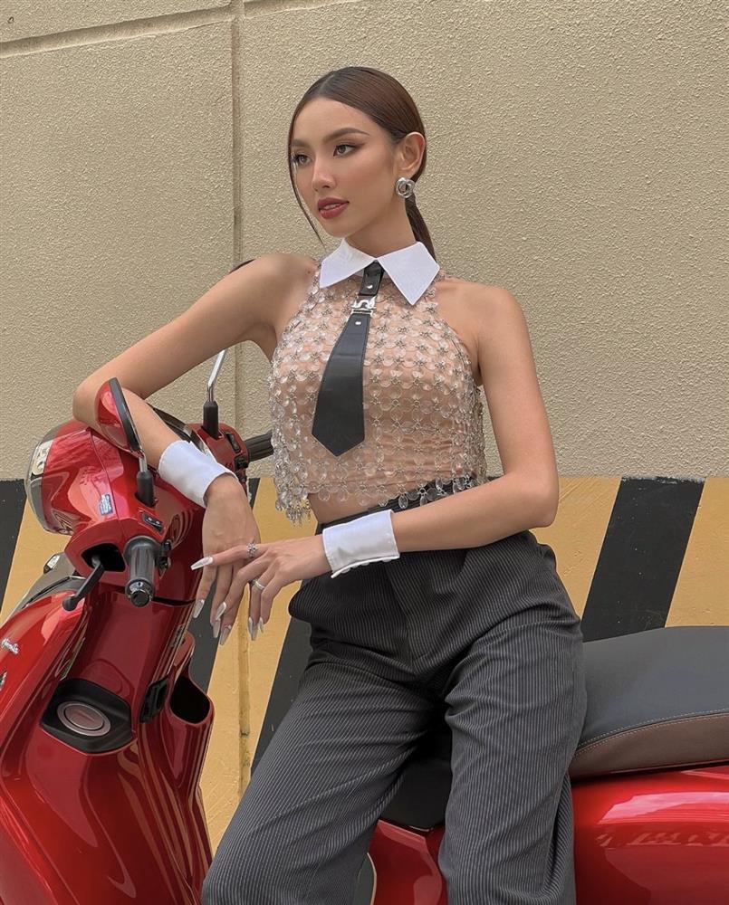 Thùy Tiên mặc áo có như không gây lú giống Minh Hằng-4