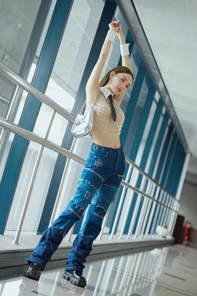 Thùy Tiên mặc áo có như không gây lú giống Minh Hằng-9