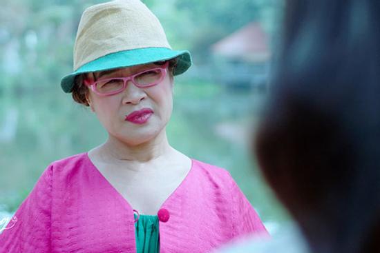 Bà Bích ‘HươngVị Tình Thân’ tái xuất vai giúp việc trong ‘Hoa Hồng Giấy’