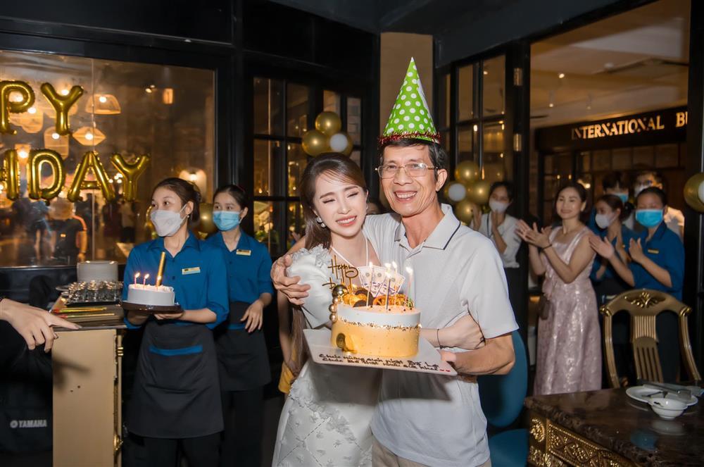 Quỳnh Nga bị soi xách túi hiệu để mẹ dùng túi sờn rách-1