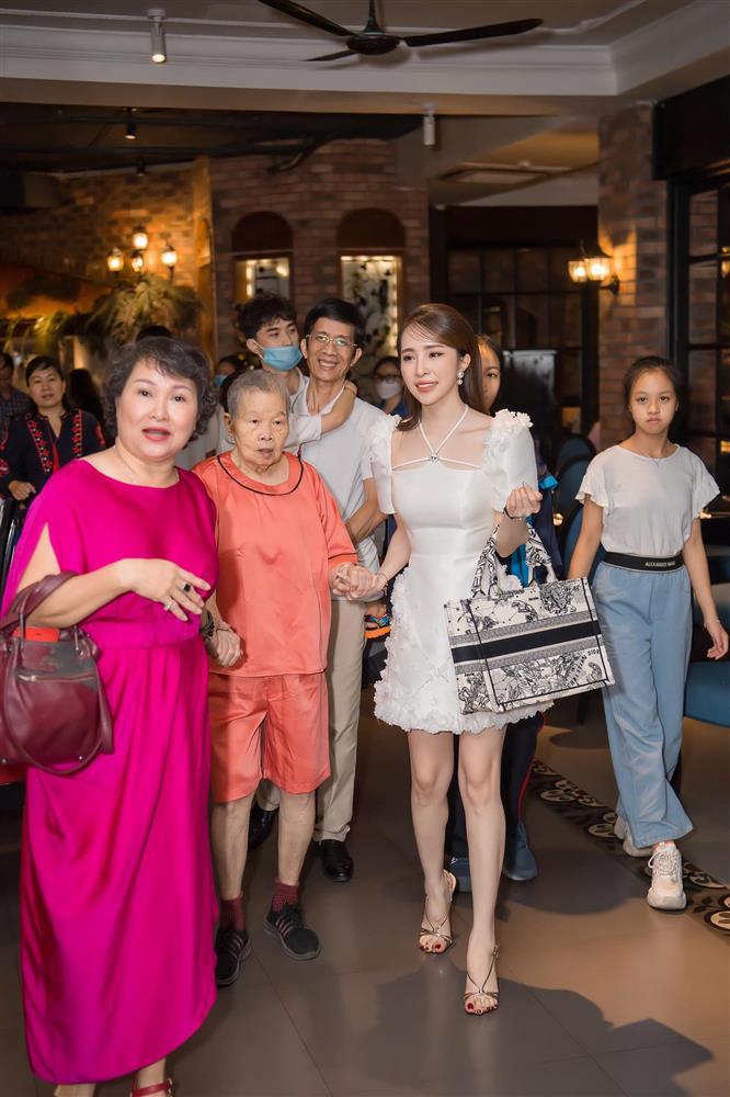 Quỳnh Nga bị soi xách túi hiệu để mẹ dùng túi sờn rách-8